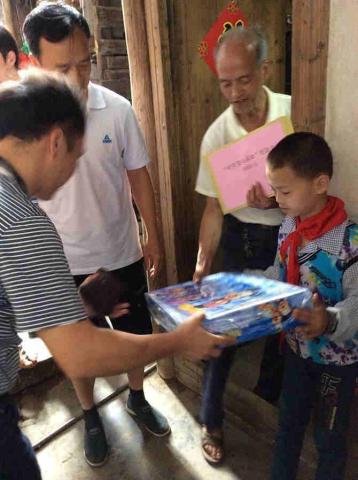 ��������ô������������׼��������������������Сѧ���������ṩÿ��һ����������5000Ԫ����ҡ�   ����������ͷ�Χ  1������������Ϊ���������˺���������������Ƶĸ���ʡ�ڣ��������������У��ڶ�Сѧ����  2�������������ͥ��������������ڱ��϶�Ϊ����/ũ��ͱ��������ɾ�ί��/���������������϶�Ϊ��ͥ���ѵĶ���  3������������ҽ�Ʒ��õ��������ֳ���1-5��Ԫ����ң�  4�����������������Ҫ�����Ķ�����ʡ�����;��������й�ͨЭ�̡�