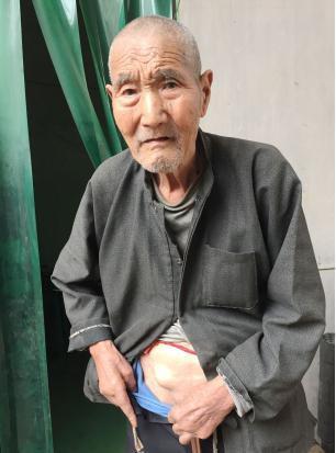 1����ս�ϱ��ޱ�ɽ��1943��3����ü���سǸϼ�ʱ��ǿ�����飬�����±�36��165ʦ4��3Ӫ7��3�š�1943��3����7�£��沿����ɽ����ս����Ը��ս�������ũ����ͥ���ѣ�Ŀǰɥż���˶��ӣ�����ϲ���ж�����Ů��Ů�����ѳ��ޣ�һ�Ӷ���򹤲��飬Ŀǰ�ϱ�ס��ΪΣ��������״���ϲ