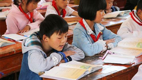 �����Сѧ������ҡҡ�λεĿ�����ǽƤ�߲���ǽ�ڣ������ſ���֪ʶ�ĺ����ǡ�һ��ͯ�������Ǿ��治�ѣ���ʼ������������������е��λ���԰��һ��������������ȼ��Ի滭����Ȥ�����۵�С�ֻ��µ�һ�仨�������飬�ܸ�����֪ʶ������͸���Ŀ����ԡ�