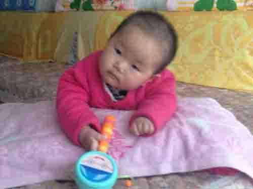 ͬ��4�£��������ð������ף�ǰ��������ҽԺסԺ���ƣ�����ҽ���²⺢������̱����������������û��ȷ�6�£�������������֧���ܷ��ף�ת��ʡ��ҽԺסԺ����20���졣�ڴ��ڼ䣬���������μ�麢��Ϊ���Ծ������ٻ���8�£������������סԺ���ƣ�����ǰ�Ե���֫���������Ҳ�ʱ�����ų鴤��