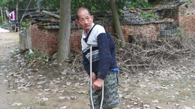 ����Ŀ���¡�����74����������һ��û�гɼң��޶���Ů�����з���ɵܵ��չˣ����ڼ���ǰ���ܵ�Ҳȥ���ˣ�����ֻ�е���ÿ��Ӽ���һ��ʳ������з����֢����ֻ�����Ź���Ų�����壬Ҳ�޷�˵������������˼���ֻ��һ�����䣬��̨�ϻ����˻ҳ����������������˵�Ǽ�ͽ�ıڡ�