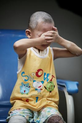 �������Ͼŵ㣬ҽԺ�ݸ��˼���һ�Ų�Σ֪ͨ�顣ȫ���˵��Ķ��������������˵��Ǿ���ҽԺȫ�����ȣ��¹����ջ��ǻ�����������������ҽԺ�������������ޣ��¹�ת��������������ҽԺ����סԺ���ơ�����ֹ��7��13�գ����Ʒ��Ѿ���ȥ�˽���7��Ԫ������ʷ�����ֻ��5000Ԫ�Ǽ����Լ���Ǯ��