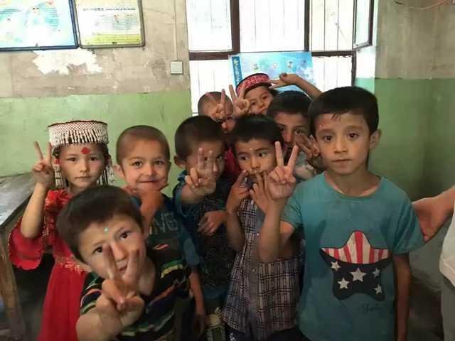 ���ﵽ�˶����쳣���䣬�ܶຢ�Ӷ�û���㹻�������������ȱ��ůЬ�������ڴ�ɽ�����ͨ���㡣ɽ��һ��ú̿300Ԫ���ң��˽�ɽ���ǵ�1200Ԫ������ֻ�����ǰ��·ݣ�����������ߺ�ɽ����ҹ���Ѿ�����Ҫ��¯����ܶȹ����ȵ�ʮ�º��ѩ��ɽ����ͨ��ϣ������ǿ�ʲô���ȹ���������ء�