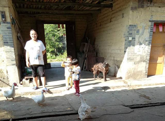 8��1�յ��к�ʮ������ҽԺ���ƣ���;ת��2��ҽԺ�����̻��ó��Ǹ����ҹ������������������Ĳ���Ϊ����2���������Ѿ����Աߵ��񾭺����������ƣ������Ƹ�����Σ��������ת��������ɽ��ѧ������һҽԺ���������ҵ��˻���ȥ��ϣ����