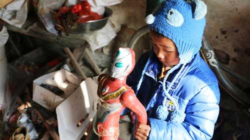 ����6�����壬�ְ�����ǰ��β�ȥ��������Ʋ������ҳ��ߡ���������71���үүһ�����үү˵��С���Ӽ��������ţ���Ϊ��Χ�ĺ��Ӷ���Ը������档���Ψһ����߾���һ����ɫ�İ�����������үү������ʱ���ֵģ�С�к��������߰������֡�