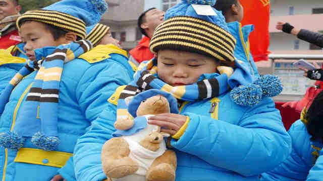 ����8��ĳɳ��Ѿ����˴��б�Сѧһ�꼶��ѧ���ˣ����������ϲ���ļ��ڣ������ֳ����Ѱ���14��Ķ������˴���־Ը��Э��������������һ��ůů��������ɳ�С���Ѿ�����һ���»�顣���������Ҳ�䣬����С�������Ӵ��󱦱�������Ŀ�⣬������С�죬��֪�����Դ��󱦱�����ϲ���Ĳ����ˡ�