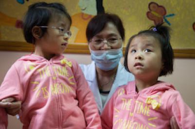 ������ˮ����һ��˫��̥���á� ���Ǻ�С��С��ʱ�������������һ������Ժ��������5���´�ʱ��һ���Ϻ����Ϸ�Ը�����������ǡ�����Ϻ����Ϸ򸾺���ͨ������Ҳ���Լ��ĺ��ӣ�ֻ�Ǿ��ô�ĺ֮�꣬�������İ���ϣ���ܹ���������Щ�������ĺ��ӡ� ֻ������û�뵽���⺢�ӵ����˺ܲ���&hellip;&hellip;