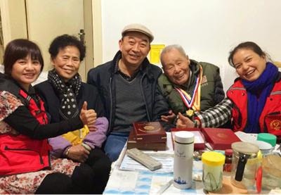 3����עǭ����ս�ϱ�־Ը��ο�����߷ÿ�������ʡ����������͢�ϱ���ԭ92������ҽԺ��־Ը��ȥ�����ϱ����ϱ�¶���������ů��Ц����