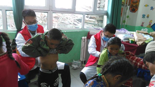 ͨ��ƶ��ƫԶɽ����ɸ��ķ�ʽ����ƶ����ͥ�ļ������仼����չҽ�ƾ����ж��� 