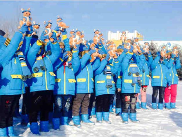 ѩ�����Ÿж�Ư���ţ���Į����һȺ�Ӷ��ų��������飬�����븸ĸ�ָ����أ���Ȼ���ֵ�������ĵ�·�ϱ��ܣ�������Ҫ���ǵĹ�ע������Ҫ���ǵĿ϶�����ů��ϣ�����ǰ���Ҽ����ĽŲ������ϵİѰ�����ů�͵���Ҫ�����ĵط����ð�ѩ�ϵ�������չ�᰿�衣