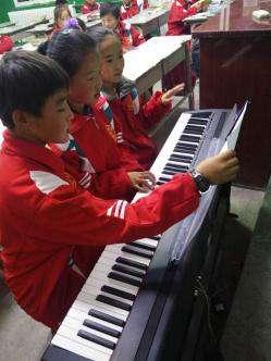 �����尢�̵İ��İ����£�������ӵ���˵�һ̨���������Լ��ĵ��Ӹ��١���Ƚ����豸��ȫ�ĳ��ﺢ�ӣ������еĿ����ǵ�һ�ο�������������������Ҳ�������������������ѧ�����������֪ʶ����һ̨��ͨ�ĵ��Ӹ���Ҳ�����������������ֵ�·�ĵ�һ����