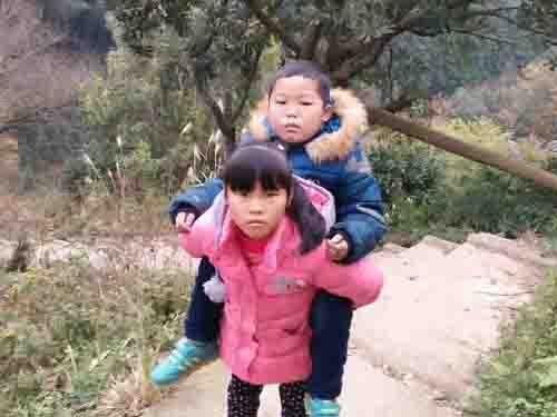 ������������������ѧ�����䣬����������ѧУ�н�3����Զ��һ�㺢����Ҫ����40���ӣ������������ĳ�����ȴҪ�������ʱ�䡣���µ����ÿ������������˳��������ǻᱳ�ϸ�磬һ������ѧУ�ϣ����˾���Ϣһ�ᣬһ·����ͣͣ���������ϣ����ܻ��ǻ�ٵ���