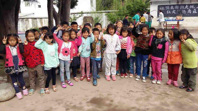 ���Ǻ�ҽ��ר�����߽�������ʡ�����ݵ�����ء��Ͻ��ء�Ρɽ�ص�ѧУ������У��6�����С�Сѧ�����м������漲��ɸ�飬������Уѧ������������Ԥ��֪ʶ��ͨ��������ϡ��������ƣ�����Ԥ�����û���ѧ����ʱ���Σ���ѧ���˽��ѧ�Ľ�����ʶ������Ч���Ƶ��ض�ͯ�Ľ���״����