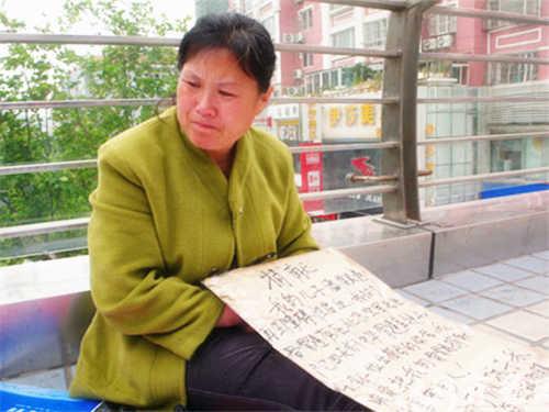 ��һ�Σ�������ſ���ȥ�ൺҽԺ��Ѫ��·�Ϻ����ۿ��Ų����ˣ�����Ѫɫ����ȫ̱�������¿ͳ�˾��Ӳ������ĸ�Ӹ��³�����һ�̣����Ų������µĺ��ӣ�������·��ʧ��ʹ�ޡ��޹�֮�����貦����110������110����һ·���ž��ưѺ����͵��ൺ��ҽԺ����תΣΪ����