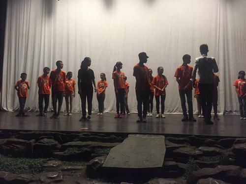 ��������飬����������ͯ�ı䡿�ڹ������ߵķ����£�Խ��Խ��Ķ�ͯ�õ����ܽ����Ļ��ᣬ���������ຢ�����֡�����ƶ��ʧѧ���ѧ�򹤻���ũ�������е����ǳ����Ա������ꡢ���������ݵ��������������˽⵽������ͯ�ڳɳ��Ĺ����д���ȱ�����źͶ�δ���е���ã���������⡣