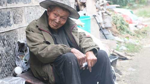 ����83������������˹���һ��������С���ÿ�����ϴӳ�ʪ��С�������߳������ϴ��ż����������ؼҡ������ż�����ñ�ӣ�������ֻ��һ��������Ь������һ���ϰѹ������ȡ��߽��������ӣ�����һ�����ζ�������������ƣ�������̸���Ҳ�������ۡ�����������С��������˹¶��ضȹ���һ����