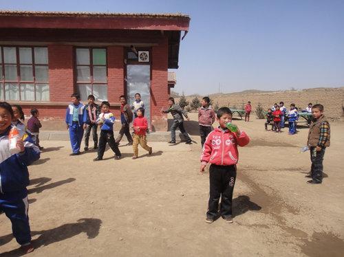 �����ǲ��ǻ������غ���������2016�꣬����������һ��Ϊ���ྸԶ�ؾ����������Сѧ����ˮ������ˮ�أ�ֱ�Ӹı�91��ʦ����72λѧ��19����ʦ������ˮ��״��ͬʱ������ˮԴҲΪ���ܱ�2400��λ�����ṩ������ˮ��Դ���ϡ�