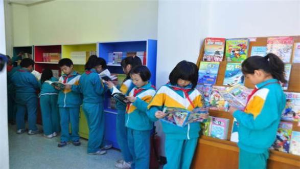 ����������ʲô�� ���ǽ��Ժӱ������ϡ����ݡ��������Ĵ���ɽ����ʡ����ũ��СѧΪ��Ҫ���ֶ�����ѧ�����ڰ༶Ϊ��λ��Ϊ��ͬ�꼶��ѧ���ṩһ�������Ŀ���ͼ�顣ͼ����ɰ༶ʦ����ͬ������ѧ���������ڰ༶�Ķ�ͼ�飬����֪ʶ������ѧУ�����꼶�Ĳ�ͬ��������ʺϲ�ͬ����εĺ��ӾͶ���ͼ�飬ͬʱ��չһЩ������Ķ�������һ����ߺ����ǵ��ۺ����ʡ�