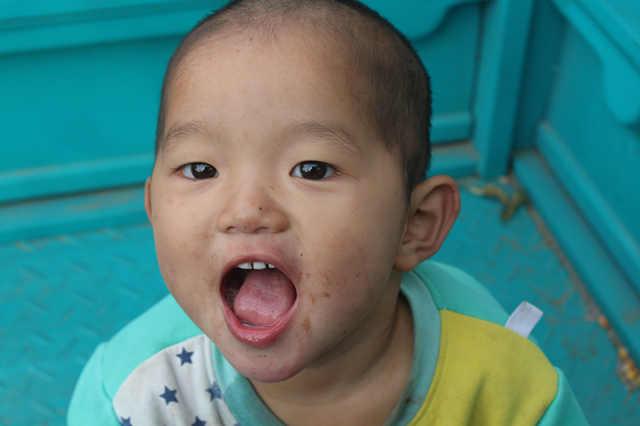 ������ÿ���ѧ�ص��ң���������������ҵ��Ȼ��ϴ������������������֮�󣬻�Ҫ������ι����ƶ��ļ�ͥ���������׵ķ�����û�С�ÿ������С�����ڼ�ææµµ��ͣЪ����Χ���ھӶ���������ۣ�������µ�С����ĬĬ��Ϊ�����ͥ�������Լ���������