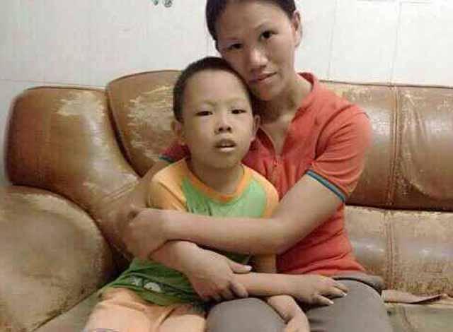 ���˶���������ʱ��ҽԺ��������ȫ����ܵ���Ϣ�����˵Ľ��������䵽�˾Ÿ��㣬���Խ��й�����ֲ������һֱ������ʹ�����������ҵ��ˡ���һҹ������ȫ�ҳ�ҹ���ߣ������ź��ӽ���ͬʱȴ���޶��ҽ�Ʒ�ѹ�ô���������