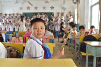 ���ǿ����õ�����֧�֣�ÿһ�η����������ø������˽���Щ��С���ӵ������Σ���ϣ������Ϊ��ЩƫԶƶ������С����������һ�������ף������л��Ϊ���������������ƻ���ἰ&ldquo;ͯ������&rdquo;��Ŀ��һ��Ŭ�����������ڹ���·���ߵø�Զ��