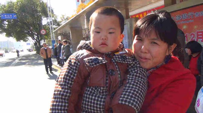 �ͻƽ�ͬס��һ�䷿�ӵĻ�������Լ�ͬ�������ۺ�֢������Ф��ƽ��������ͨ��QQȺ��ʶ�ģ�Ȼ��һ���ڳ������˷��ӣ�һ���ͺ���ȥ����ѧУ��ѧ��������Ҳ�����໥��Э�͹����������Ϲ���ȻҲϲ��Ф��ƽ�����������̺ʹ��ȴ�Ƕ��������ż��������Թ�޸�ĸ������Թ�޵ܵܣ����µܻܵ����Լ��ĸ�����