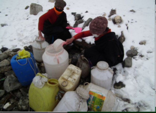 ʯ���ظ�Ů����ȡˮ