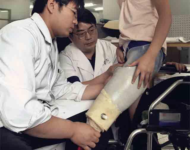 �й������о����ļ�֫���β���ȫ��������²м���������Ʒ�þߡ���֫�������Ŀ��С�������װ�����ĵ�λ��רҵ������Ա�󲿷����׶�ҽ�ƴ�ѧ��֫���ι���רҵ��ҵ�Լ��й���֫���μ���ѧУ��֫����רҵ��ҵ���Գ������������������Ů��������ˡ�����Ů��ʦ�������������ϱȽ���Ӱ��ļ�֫װ�䡣