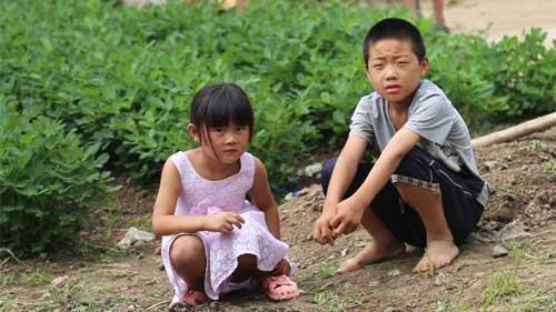 �ƾɵ�������ھӽ���͵ģ�Ǧ���õ�ʣ�¶̶̵�ͷ����Ƥ��ĥ����СС��һ�顣���ض�ͯ�����ٵĲ�ֻ�ǹ¶�������ƶ�