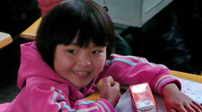 ������׼��ÿ3ԪǮ(��10%����Ŀִ�з�)���Ϳ��Ը�������ȥ1��ţ��(200mlѧ���̣���1��±��������հ�װ��50g����Ϊѧ����Ӫ���Ӳͣ����ֲ�û����������ͺ���ʳȱ��Ӫ�������⣬����Եذ���ѧ���ͯ����Ӫ�����롣