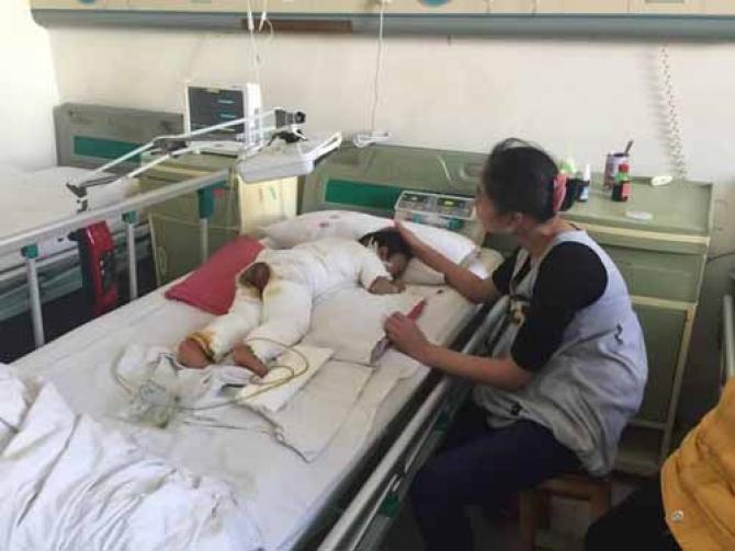 11��14������22ʱ30�֣����ɵ������պ�һ����ˮ��׼��������һ���ݽţ����ϣ����Ѹո����ÿ�ˮ�Ĺ����ڵ��ϣ��Լ�ת���س����ö���ʱ��������ͨһ�����������ˮ���С���������������Ѹ���ܳ��������ӱ��������Լ��ĸ첲�ͽű�ͬʱҲ�����ˡ�������������˱���������ҽԺ���ȡ�