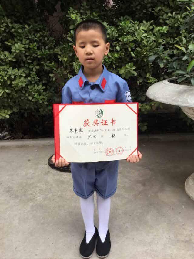 ������֮�⣬��һλ����äͯ��������10���ˣ��Ը������У�����һ��������֣���ѧϰһ��˸��µĶ�������ӵ���˳���ʦ����У��ҵˮƽ��ˮƽ��2015��8��10���ٻ��й��׽캼�ݹ��ʶ���������������ͯ��������