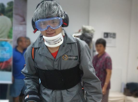 &ldquo;��deʱ���&rdquo;��һ�������顢��ѵ������Ϊһ����������鳵���������ظ�������&ldquo;˲�����&rdquo;�ķ�װ�͵��ߣ����ṩ���������������й��Ѱ�Ҷ�ʧ��Ʒ������·�������������ģ�⡣�������鳵�����߱��Ͼ����С��򱼸�У԰�����߽���ҵ����ȥ��ÿһ���˳�ӿ���Ĺ㳡���ø����˸���&ldquo;����&rdquo;�밮