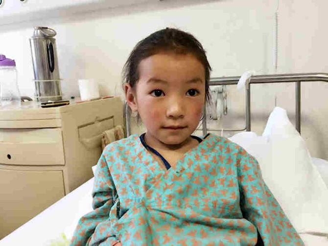 �ɰ����������أ�Ц�����ر�Ư����˭���뵽��ô�ɰ��ĺ��ӳ����Ŷ�ô���ʹ�࣬СС���¡��ı������˶��������ӵ��۹⡣