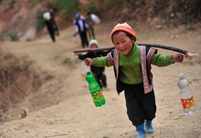 2014���й���Ů��չ��������Ĵ�ʡ�����и��ء��������30���������������СѧУ�����Ǻܶຢ����û�к�ˮ����������������ˮ���������Сѧ��ļ������ˮ������һ�����Ǽƻ�Ϊ����29����Сѧ����11003��ѧ��ļ��ˮ����