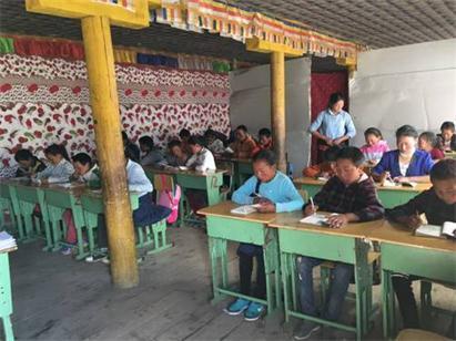 ϰ����ϯ�ض����Ĳ��庢�����ڰ�����ʿ�İ��������˿����Σ�������ƫԶ�Ĳ�ԭ������һ�������  ����̫�ѵ��ˡ�÷��������ǣ�����д�ֿ��԰Ѻ���д�ĸ�Ư�������Ը���Զ������д�ţ���һ������  �����������ϿΣ������ǵ�С����ͦ�ñ�ֱ��ֱ�ġ�