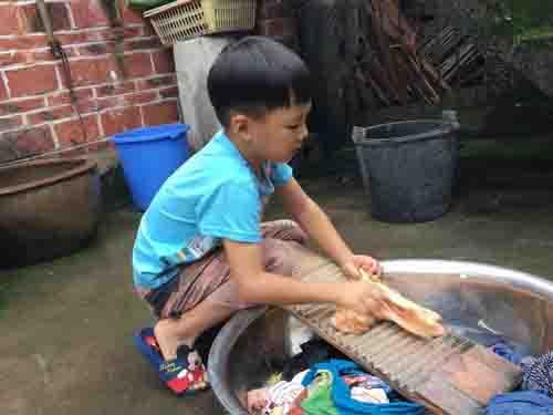 ��լ��Ȼ�����ಡ������С�ͺܶ��¡�4��Ϳ�ʼ��үү�����µظɻ��������үү����ȥ�λ�����ɹ�������ջ�����Ϊ�˽�Լ����ĵ�ѣ�ÿ��Ҫ���Ű�����ȥľ����ľƤ�ؼ���ˮϴ�衢�󷹡������˵�ʱ����ҲҪ�����Ű�æ�Ų�������õ�ʱ����լ���ó����裬ѧ������ϴ�·�������С�������ش��š�