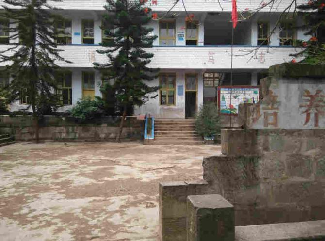 1950�꽨У�ĺ���Сѧ����һֱû��ͨ��ѧУ�Ĺ�·����Ҫ������λ���Ĵ�ʡ��ɽ���°����Ͼ�ɽ�ϵĺ���Сѧ��ֻ�д�ɽ��������ͽ��Լ50���Ӳ��ܵ���ɽ���ϵ�ѧУ��ѧУ��&ldquo;���ſ�&rdquo;ֻ�е̿��Աߵ�һ������С·��ѧУ�����ɽ���ұ���ɽ��ǰ����ɽ��������ɽ��