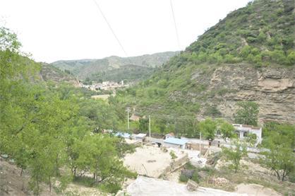 ������ʡһЩƶ��ɽ��������������һȺ�����Ĺ¿����ˡ��¿�������������ʵ��������״����Щ�����е�һ��δ�ɼң��е���Ůʧ�������ţ�ֻ�ܶ��ӡ����ž��÷�չ�Ĳ���������仯�ļ�����������Ǵ�౻�������˽��䣬������꣬Ϊ���������ţ�״�����˿��ǡ� 