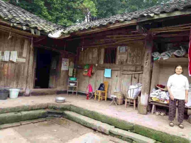 ���Ҵ�ش���ɽ���������ص�һƶ���塣������ũ��ĸ�Ů��Ҫ�ڼ��չ�����С������Ҫ����������չ�����ĸ������ء�ȱ�ʽ�ȱ������ȱ��Ϣ�������Լ���䷢չ��ͬʱ���޳������ط־ӣ�ȱ����ͨ���������ظ�Ů����ѹ���󣬼���Ӱ���˼�ͥ���ȶ���