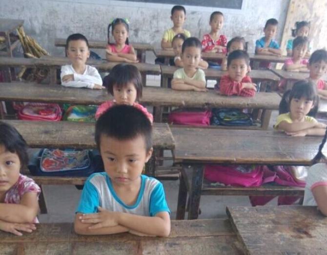 ����߸ߵĴ�ɽ�ÿ�����Ӷ���һ�����޵�С��������ϣ��ļ��95200Ԫ����������Сѧʦ��Ӳ���ٳ��� �����칫��������ʩ�������ɽ���Ͻ�һ��������У����ÿһ�仨������ɽ���ϵ�������У�￪�������Ľ��ޡ�