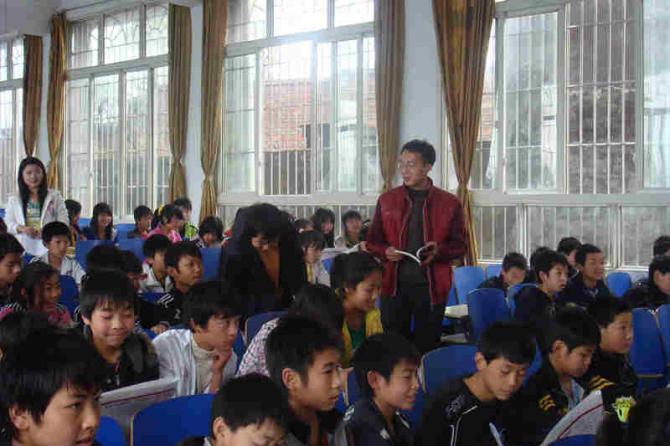 �ҽ��������35�ꡣ1999��߿�֮�ʣ��ڸ��������ĵ��˱��У��ҿ����˳ɶ�ʦ���ߵ�ר��ѧУ��������ĸ�׶�ƴ���ս�����4500ԪǮ����̤���˼�������ѧ��·��2003���ѧ��ҵ������һֱ�ڽ����ص�һ������ѧ�������Ľ�ѧ��