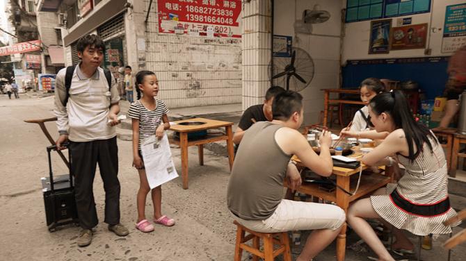 ��Ƭ��СŮ�������࣬9�꣬�����ִ�Сѧ���飬ѧϰ�ɼ��ܺá�����ͬ��СŮ��һ����ϲ����Ư���·���ϲ����ͬѧ��һ����ѧ��һ����ˣ��������ȴ��һ�����ڿ����϶������ͣ�ǣ�Űְ���·�����֡�