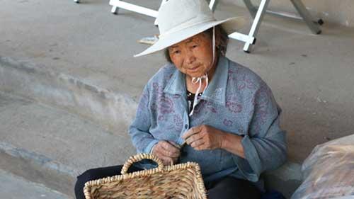 ������Ҫ��ʲô��ũ�����³�����һ�����󽡿��Ľ��գ����Ӻ���Ѽ���Ǳز����ٵ�ʳ����ǽ��ڶ�����߷�ũ��ƶ���ճ����ˣ�Ϊ������ȥ���յ��ʺ�ͬʱ����־Ը���������������ڣ���������ÿ����գ����Ӽ�į�¶��ĸ������������������ڴ�ͳ������õ�ף������顣