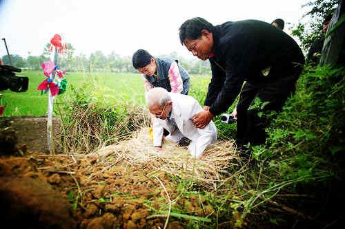 3�����Իؼҵĵ�һ���£����Ǹ���ĸ�Ϸء��ڷ�ǰ������ʧ��ʹ�ޣ�&ldquo;������Т��ǧ�������ԭ�¡�&rdquo;