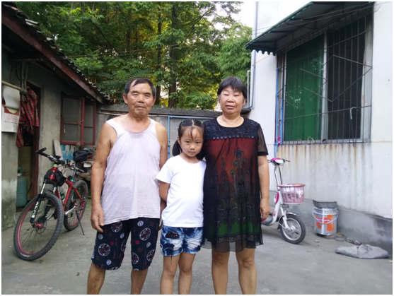 С�����9�꣬��Сѧ3�꼶����ͥ�ر�ƶ����������ͥû���ȶ����롣СŮ���ĸ����Ƿ�����Ա��ĸ���Ѹļ޺���һֱ��ϵ���ϡ�СŮ���Ӹճ����͸���������������϶��������������������ص����򲡣�үү���а��װ����ڡ�СŮ���Լ���һ���ǳ����¶��ĺ��ӣ��ɼ�����ǰé���Ǹ����ʻ��õ�Ů����