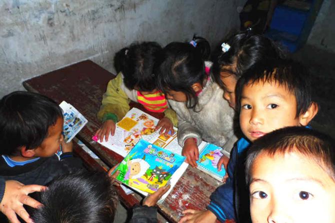 ����Ž���ʮ��ѧУ�ĵ��н���������˽⵽�����Ƿǳ�������ӵ����Ȥ��ϲ����ͼ�飬���Ǽ�����Ҫ��һ�����õ��Ķ�������ͨ���༶���ССͼ��ǣ��������ҵ��Լ�ϲ�������飬�����Ķ�����Ȥ�����������̲ص�֪ʶ��Ȥ������������ڹ��������̽����