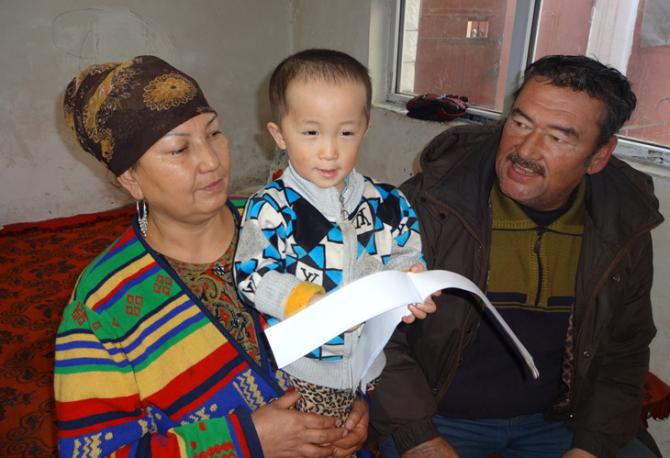 2012��7��14��7ʱ���ڰ����������㳡����๤�Ķ��˽ֵ�����͹�������•��������һ��������Ӥ���������㳡���������ɷ��¶���•Ī�������󣬾������������Ӥ�����Ƿ򸾸��ݹ��Ҷ�ͯ�������йط��ɳ��򣬶Ժ��ӽ�������ʽ������ȡ���ݺ����Ƕ�•�¶��飨����&ldquo;�Ҹ�&rdquo;�������ں�������롣