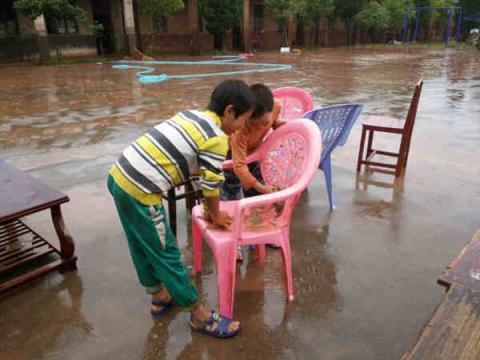 ��Ϊһ������Ƶ����ʡ�ݣ����������֪�������ִ�����ׯ���˺��ǿ��ü��ģ���������������Ĵ��������εġ���ĸæ���ؽ����������׺��Ӷ�ͯ�������ϵ�С�仯��������������Ϊ�������������Ц�ˣ�ֻ�Ǳ������ĺ��ָ���ס�ˣ�����ϣ��ͨ����ů������һ��СС������������ٴ�Ц��������