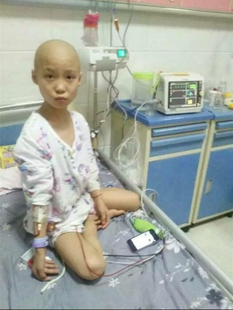 2015��4�£���ܳ������գ���ɫ�Ұס������˴���ȥ����ҽԺ�������ƣ���Һ�����������ת�����ã�С����ֳ��ֳ������յ�״���������˺�ƣ���������˴�С���ȥ��ҽԺ�������ƣ������飬��ҽԺ����ȥ�Ϸʶ�ͯҽԺ��2015��5��12�գ�����ںϷʶ�ͯҽԺȷ��Ϊ����������ϸ����Ѫ����